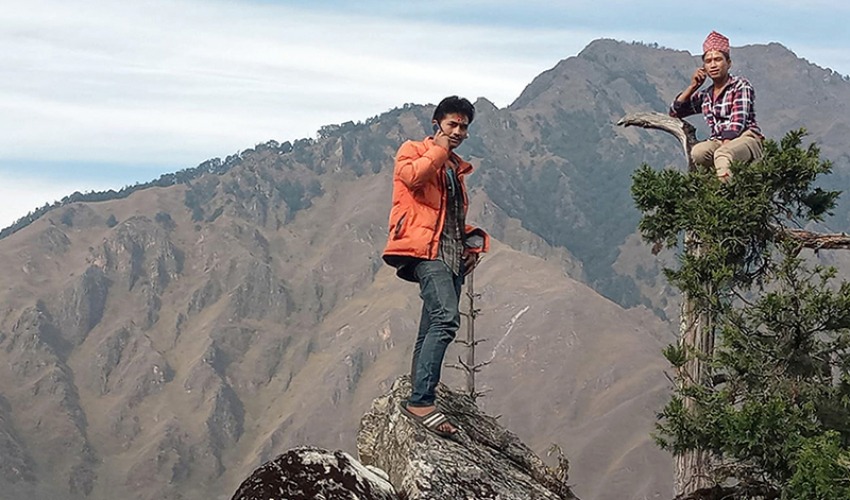 रोल्पाका डाँडामा फोन गर्न रुख चढ्नुपर्ने