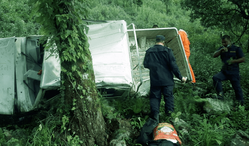 जीप खस्दा २ जनाको मृत्युु, ३ जना घाइते
