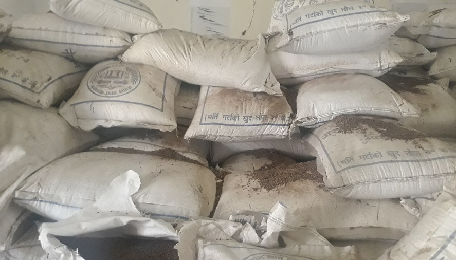 वितरण गर्न ल्याइएको चामल गोदाममा नै कुहियो