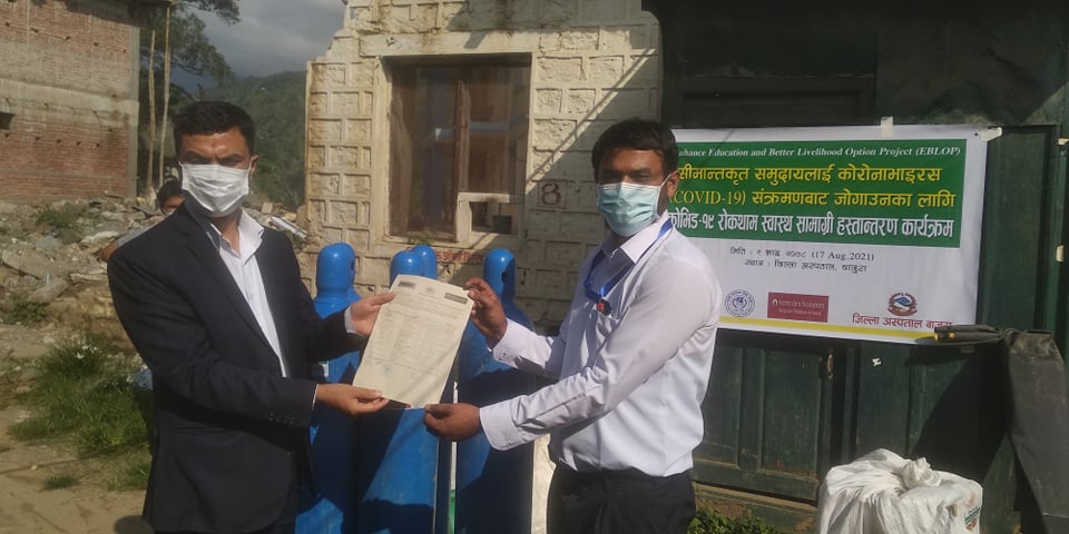 एचआरसीद्धारा स्वास्थ्यकर्मी र प्रहरीलाई स्वास्थ्य सामाग्री सहयोग