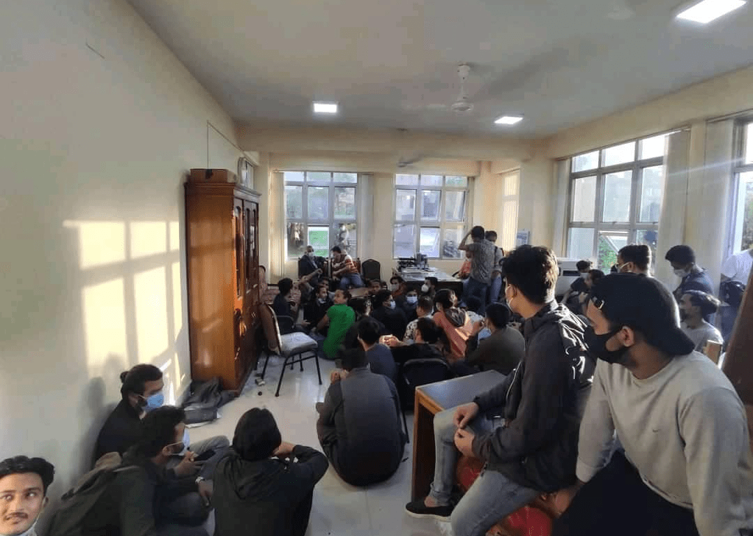 कलेज शुल्कमा छुट माग्दै आन्दोलनरत विद्यार्थीमाथि प्रहरीको बल प्रयोग