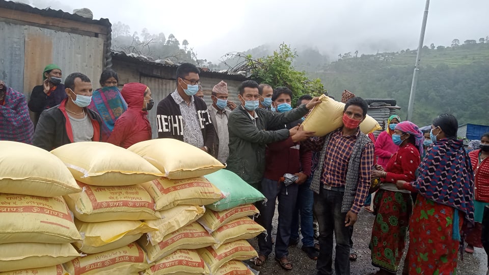 माओवादी केन्द्रको पहलमा बडीमालिका ३ र ९ का बाढीपीडितलाई खाद्यन्न सहयोग