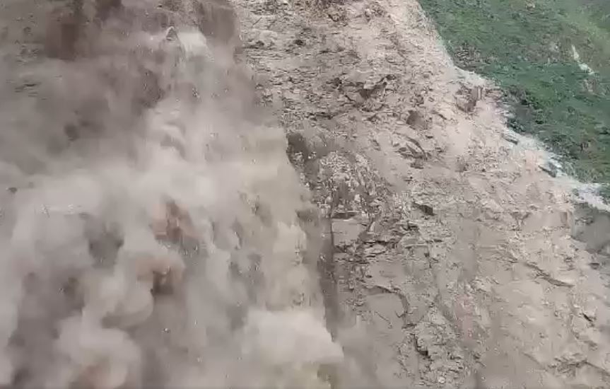 पहिरोका कारण मुग्लिङ-नारायणघाटसहित ५ राजमार्ग पूर्णरूपमा अवरुद्ध