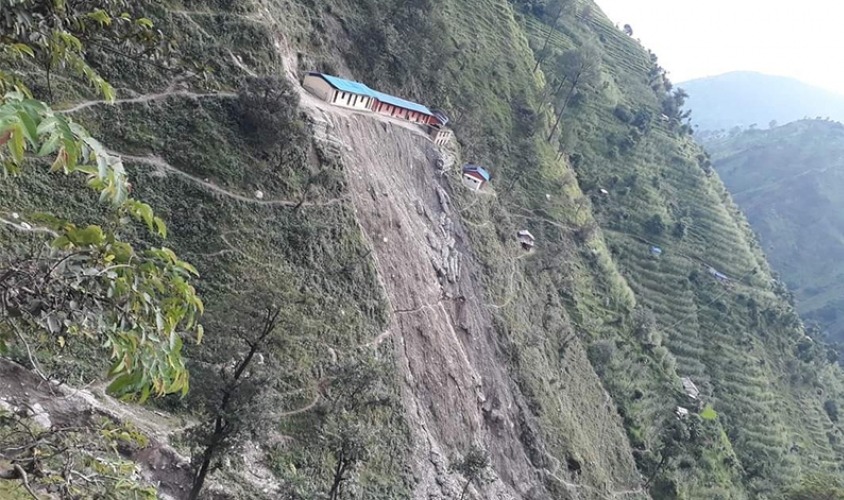 बझाङमा विद्यालय पहिरोको जोखिममा, प्रधानाध्यापक भन्छन्, ‘खसे सिधै खोला पुगिन्छ’