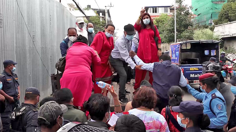 विभिन्‍न माग राख्‍दै प्रदर्शनमा उत्रिएका शिक्षकहरु पक्राउ