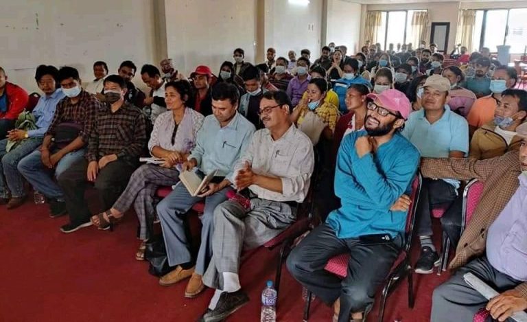 वैज्ञानिक समाजवादकाे भेला: मञ्चमा व्यानर र टेवलभरी पुस्तक