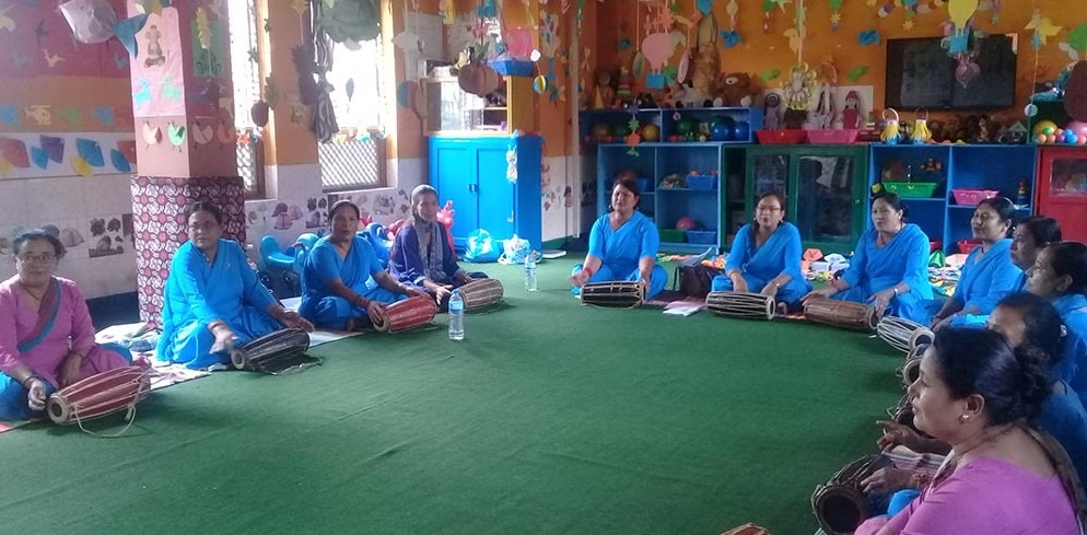 शिक्षिकालाई शिशु स्याहार्न सिकाउँदै भक्तपुर