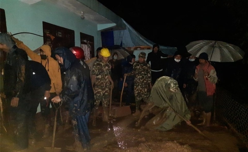 पहिरोमा पुरिएर एकै घरका ३ जनाको मृत्यु