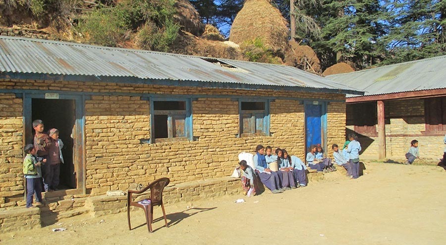 शौचालय छ पानी छैन, बीचमै पढाइ छाड्छन् छात्रा