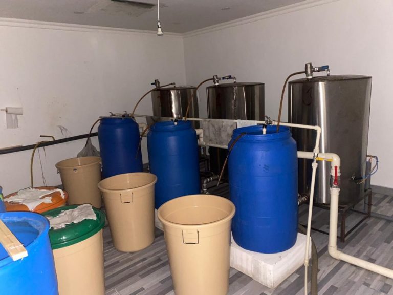 घरेलु मदिरा बनाएर बेच्ने ४ नेपाली पक्राउ