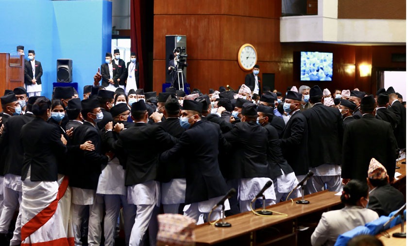 एमाले सांसदले मार्यादापालकको पाखुरामा टोके, कोटले जोगिए !