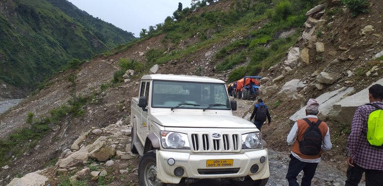 वर्षाले बाजुराको मुख्य राजमार्ग सहित ग्रामिण सडक अवरुद्ध