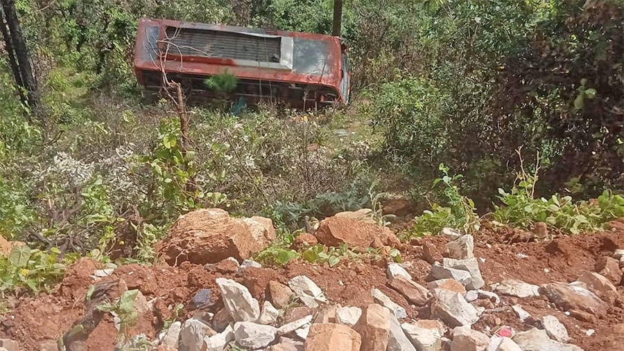 बस दुर्घटना हुँदा १२ जना घाइते
