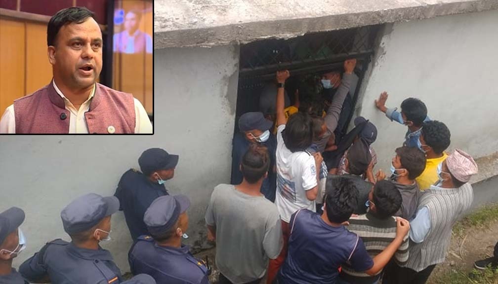 काँग्रेस नेता पाण्डेलाई गृह जिल्लाकै कार्यकर्ताले देखाए कालो झण्डा