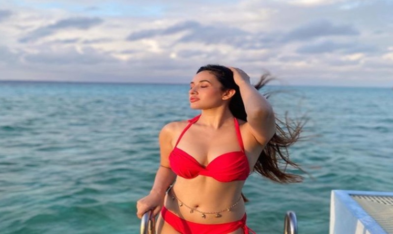 माल्दिभ्समा अदितीका ‘हट पोज