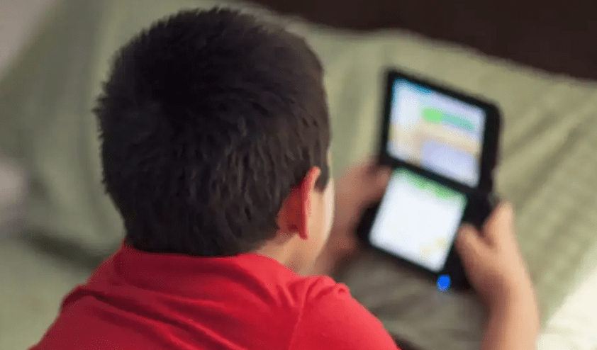 मोबाइल गेम खेल्दा पिताले गाली गरेपछि १७ वर्षीय छोराले गरे घाँटी थिची हत्या