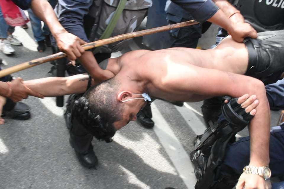 एमसीसीविरुद्ध प्रदर्शनकारी र प्रहरीबीच झडप