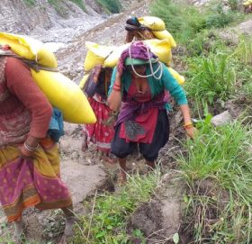 बल्दे-दवारी सडकमा जोखिमपूर्ण पैदल यात्रा (फोटोफिचर)