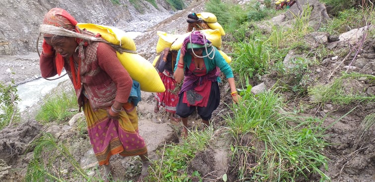 बल्दे-दवारी सडकमा जोखिमपूर्ण पैदल यात्रा (फोटोफिचर)
