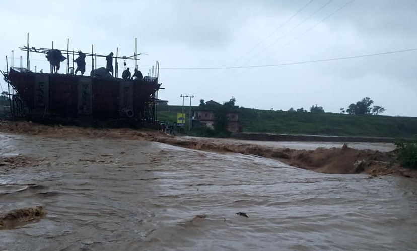 सिस्नेखोलामा पुल अलपत्र पार्ने ठेकेदारलाई पक्राउ गर्न प्रहरीलाई निर्देशन