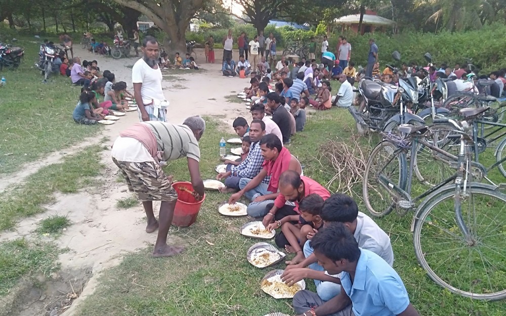 शिक्षक, जसले घरपायक सरुवा हुन ३ सयलाई खुवाए भोज