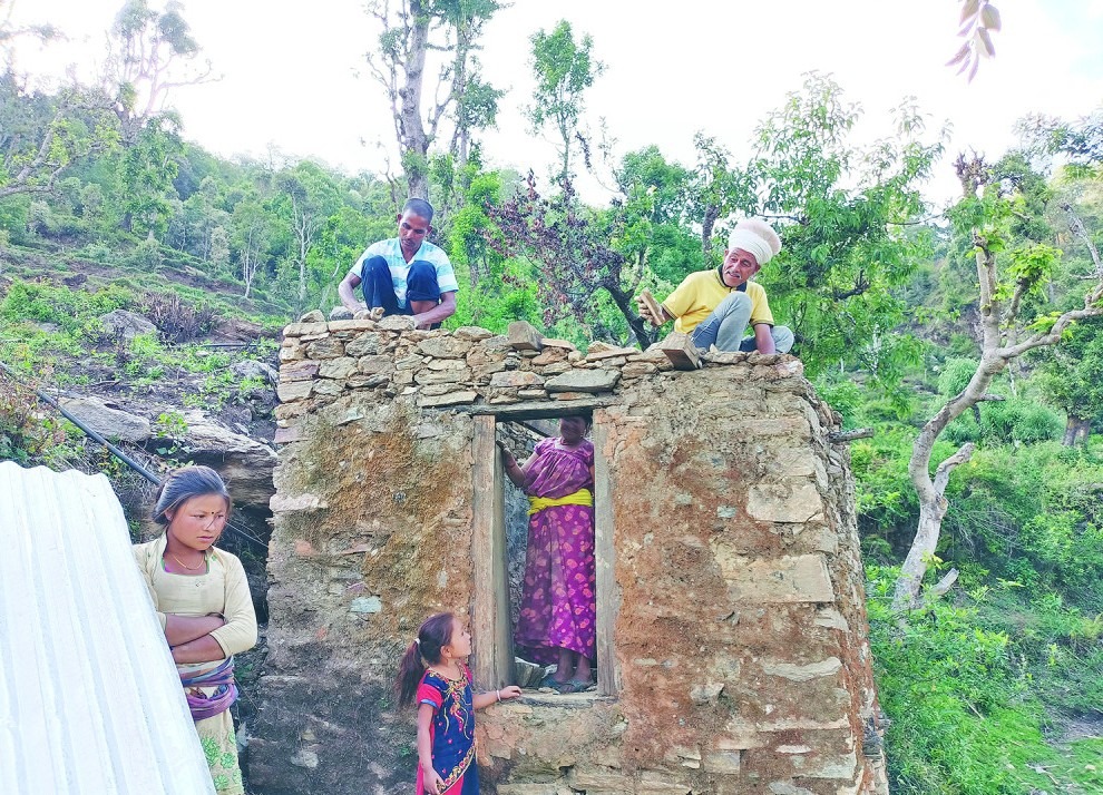 भत्काइएका छाउगोठ फेरि बनाइँदै