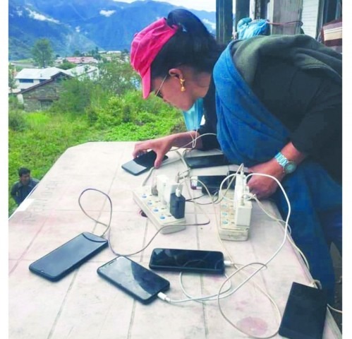 मोबाइल चार्ज गर्न सय रुपैयाँ