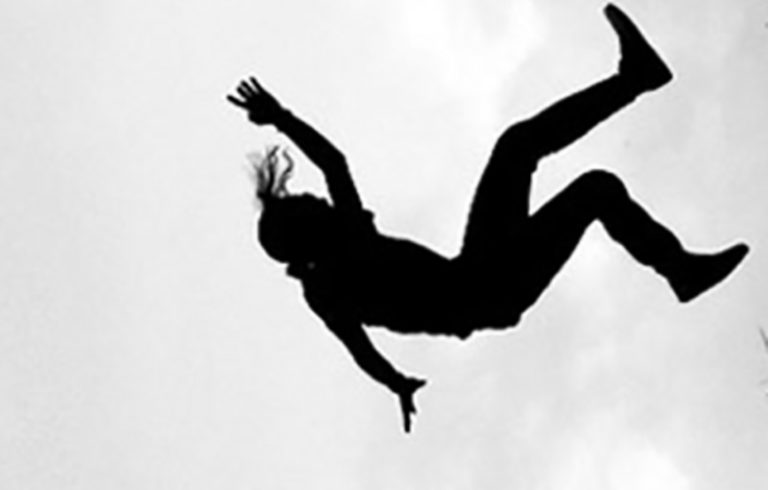 गाैमुलमा भीरबाट लडेर एक जनाकाे मृत्युु