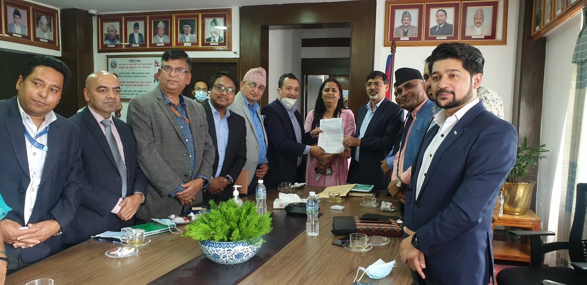 ब्याजदर घटाउन लघुवित्त संस्थाहरुलाई अर्थमन्त्रीको आग्रह