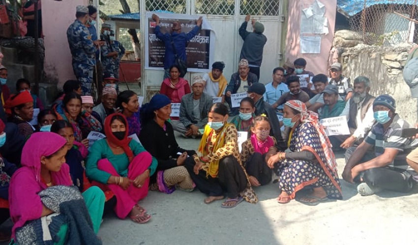 जिल्ला प्रशासन कार्यालय बझाङमा विप्लवको धर्ना