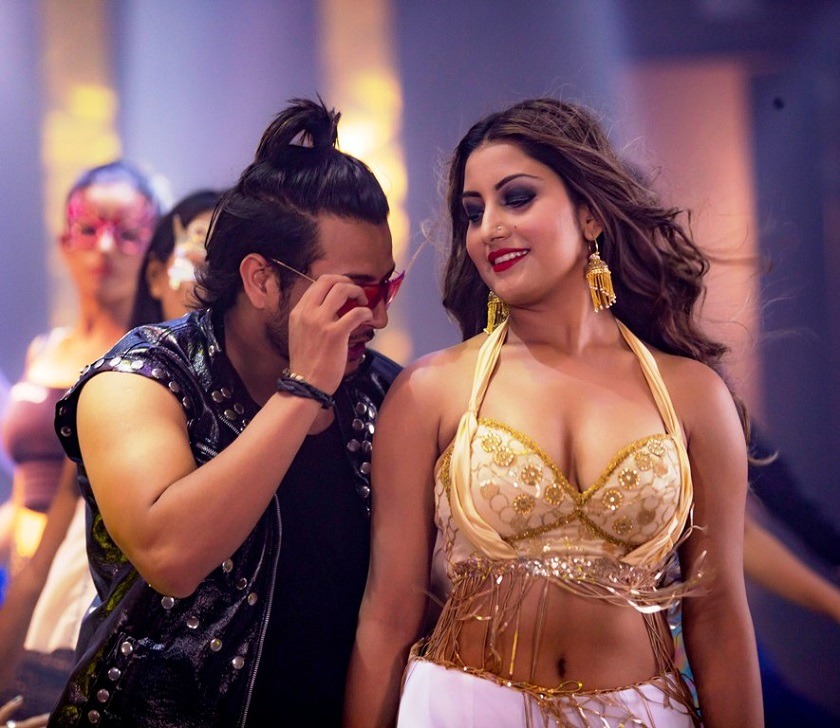 पुष्पसँग बोल्ड अञ्जली