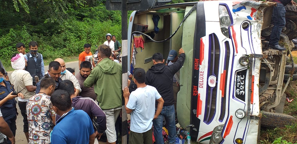 काँकडभिट्टादेखि कञ्चनपुर आउँदै गरेको बस लमहीमा दुर्घटना