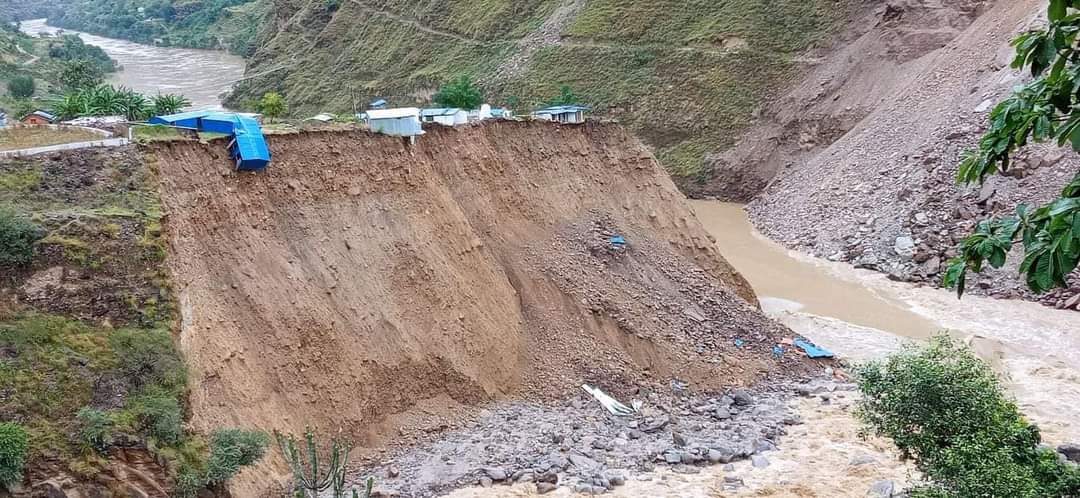 बाजुराकाे जगन्नाथ गाउँपालिकाकाे कार्यालय बाढीले बगायाे