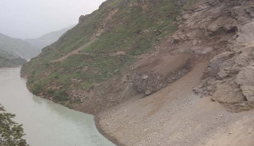 बाजुरामा पहिरो खस्या खस्यै, कर्णाली नदी थुनियो