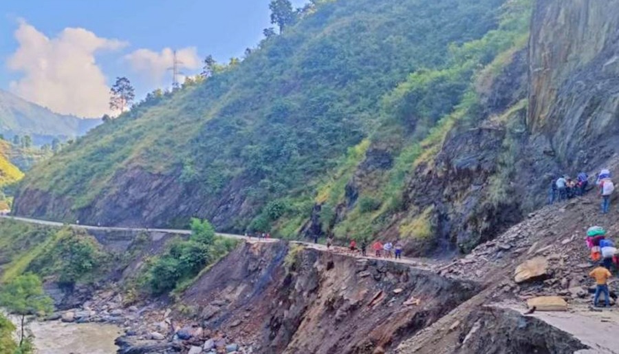 सुदूरपश्चिममा पहिरोले बिगारेका सडक अझै खुलेनन्