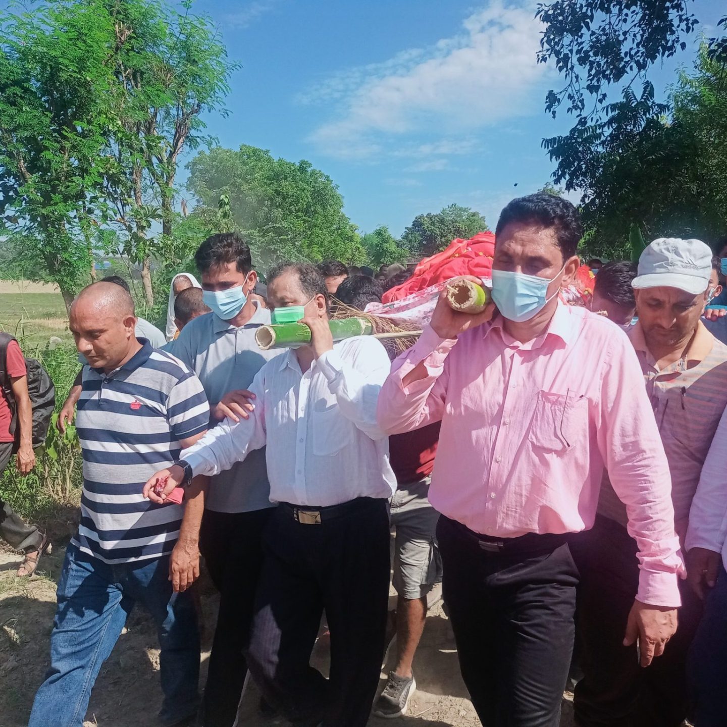 विप्लव र प्रकाण्डले बोके वीरजङ्गको शव