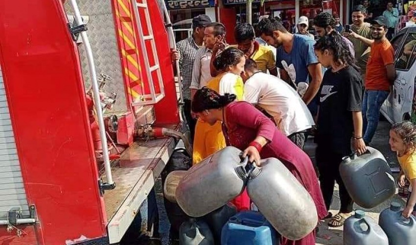 खानेपानीको हाहाकार, दमकलद्वारा पानी वितरण