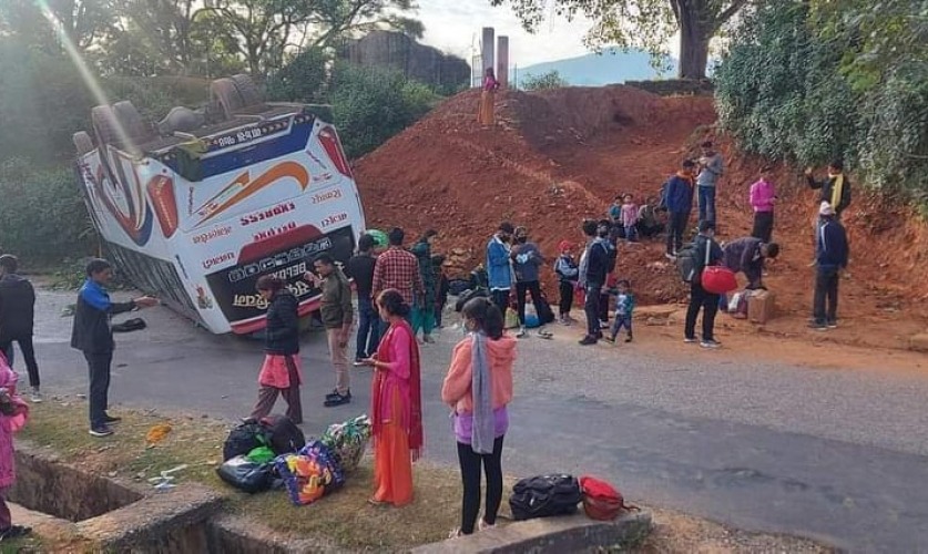 धनगढीबाट बाजुराका लागि छुटेको बस डडेल्धुरामा दुर्घटना