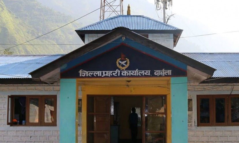 दार्चुलामा पक्राउ गरिएका जुवाडेलाई प्रहरीले दियो दशैँ बिदा