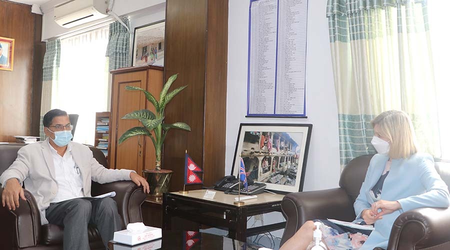 जलवायु परिवर्तनको असरबारे अर्थमन्त्री र बेलायती राजदूतबीच छलफल