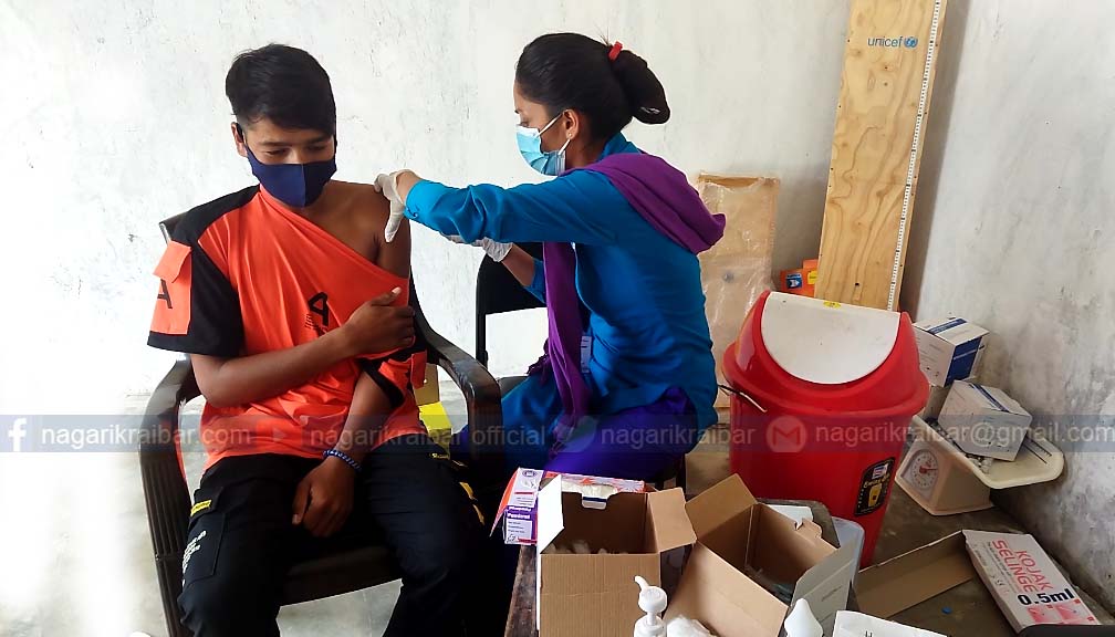 बाजुरामा दोस्रो मात्राको कोरोना खोप लगाईदै