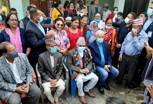 फेरि प्रधानमन्त्री बन्न ओलीलाई बुबा मोहन ओलीको आशिर्वाद