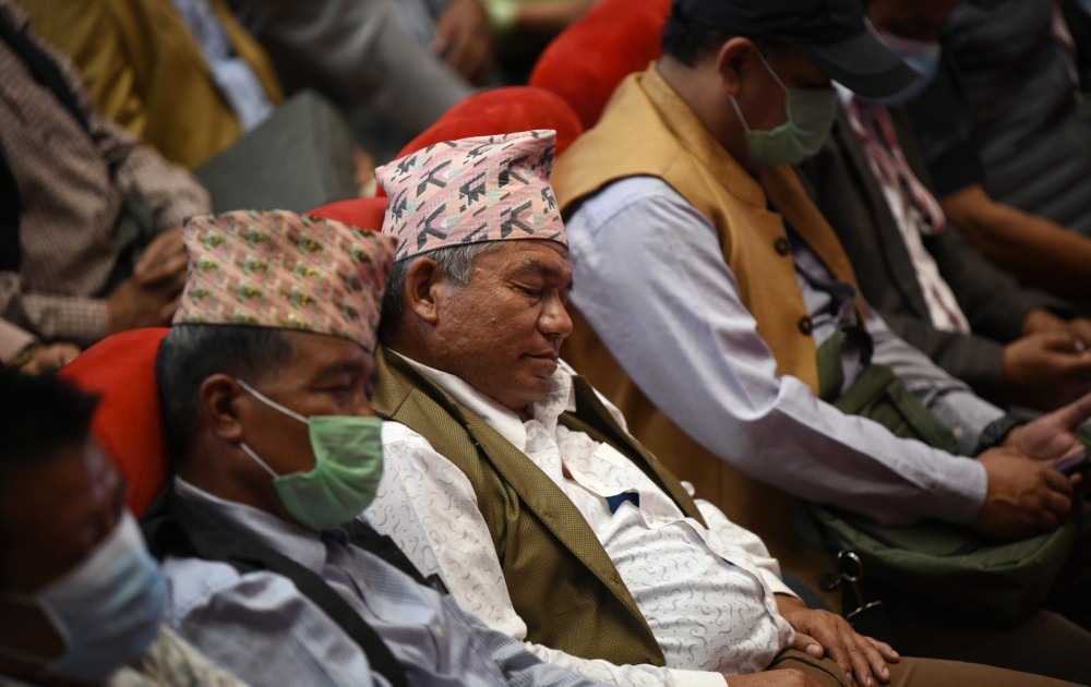 ओलीले राजनीतिक प्रतिवेदन पेस गर्दा निदाए नेता–कार्यकर्ता