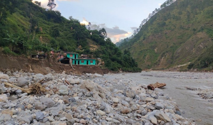 विद्यालय भवन भाँसिएपछि खेतमै पढाइ