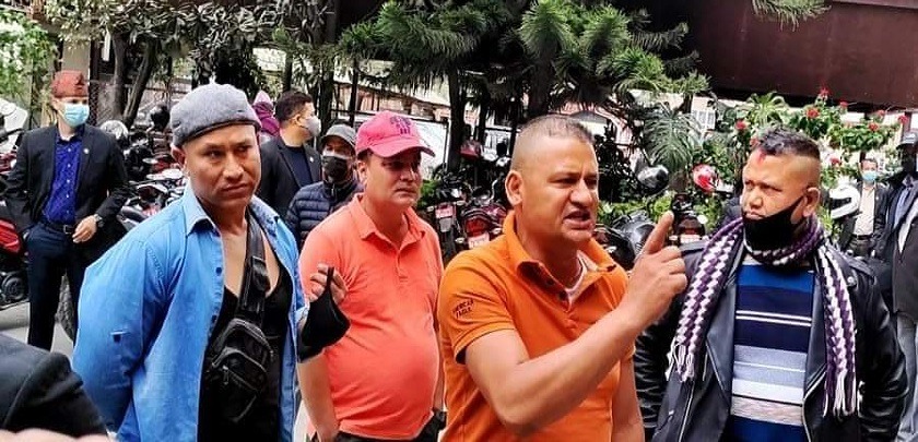 बारमा छिरेर वकिललाई धम्क्याउने दुई जना पक्राउ