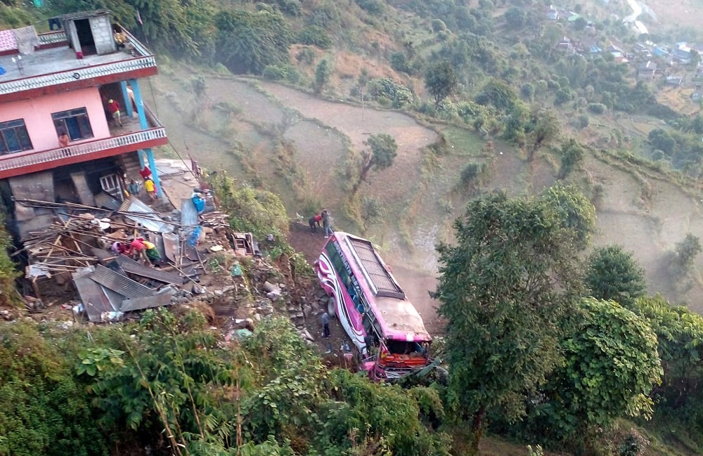 कास्कीमा बस दुर्घटना, ६ घाइते