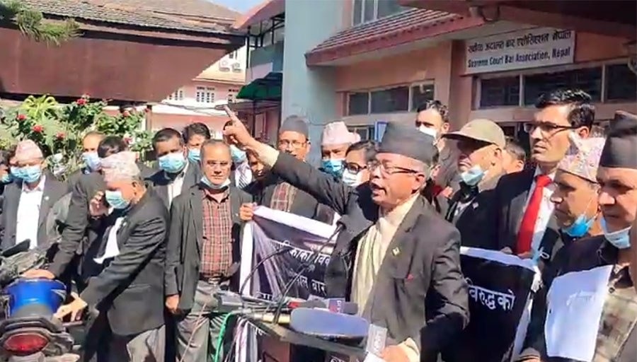 प्रधानन्यायाधीश जबरालाई रोक्न आइतबार पनि धर्ना दिने नेपाल बारको घोषणा