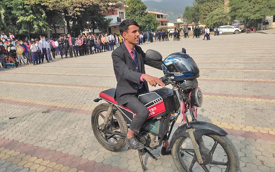 कक्षा १२ का विद्यार्थीले बनाए विजुलीबाट चल्ने मोटरसाइकल