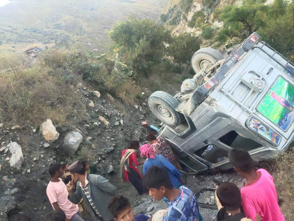 तिहारकाे मुखैमा बाँधुमा जीप दुर्घटना, १२ जना घाईते