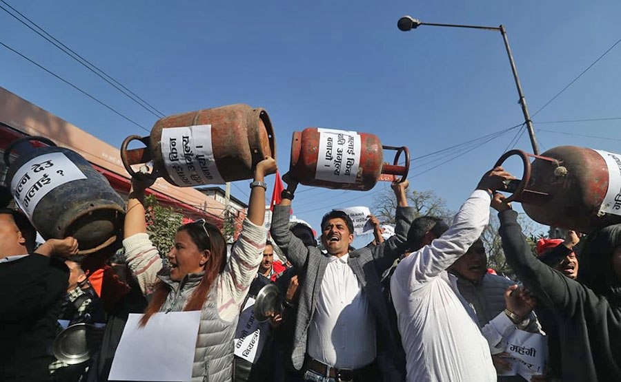 मूल्यवृद्धिको विरोधमा ग्यास सिलिण्डरसहित प्रदर्शन